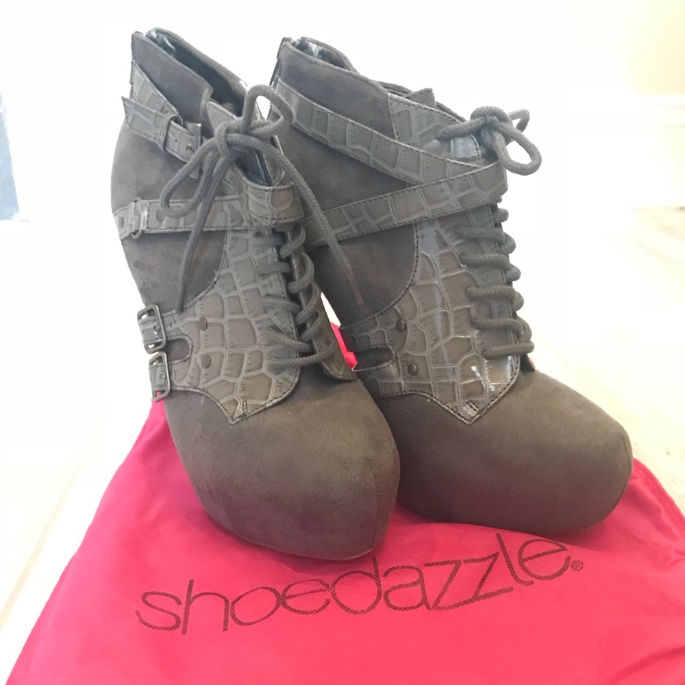 Shoedazzle grey suede platform bootie